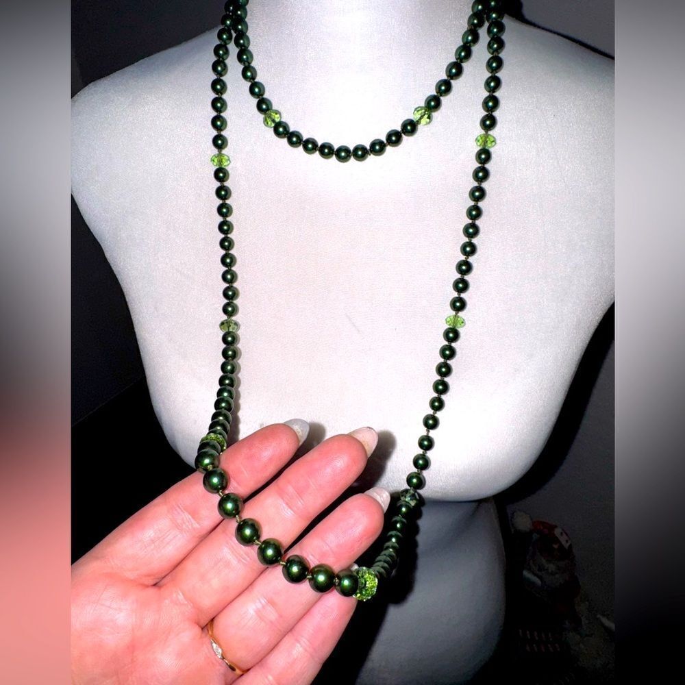 Gorgeous green pearl necklace